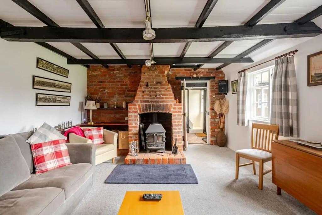 Cozy One-Bedroom Cottage In Great Tey Exterior foto