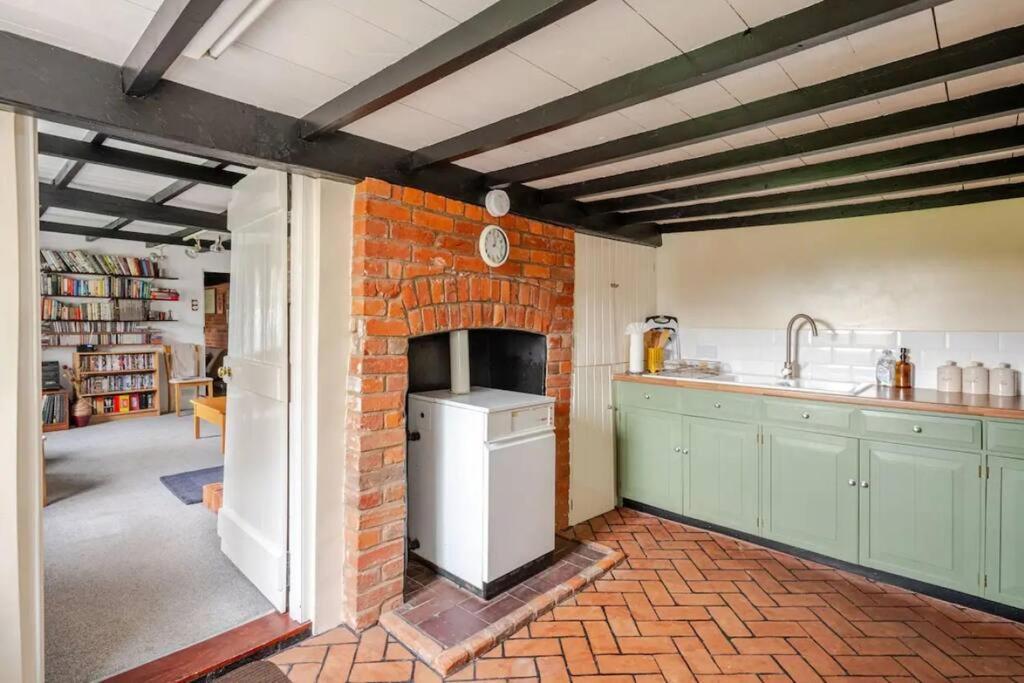Cozy One-Bedroom Cottage In Great Tey Exterior foto