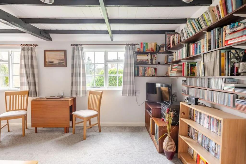 Cozy One-Bedroom Cottage In Great Tey Exterior foto