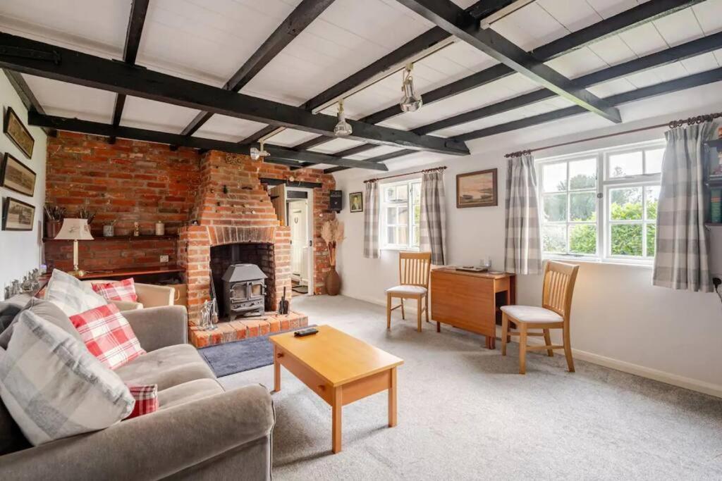Cozy One-Bedroom Cottage In Great Tey Exterior foto